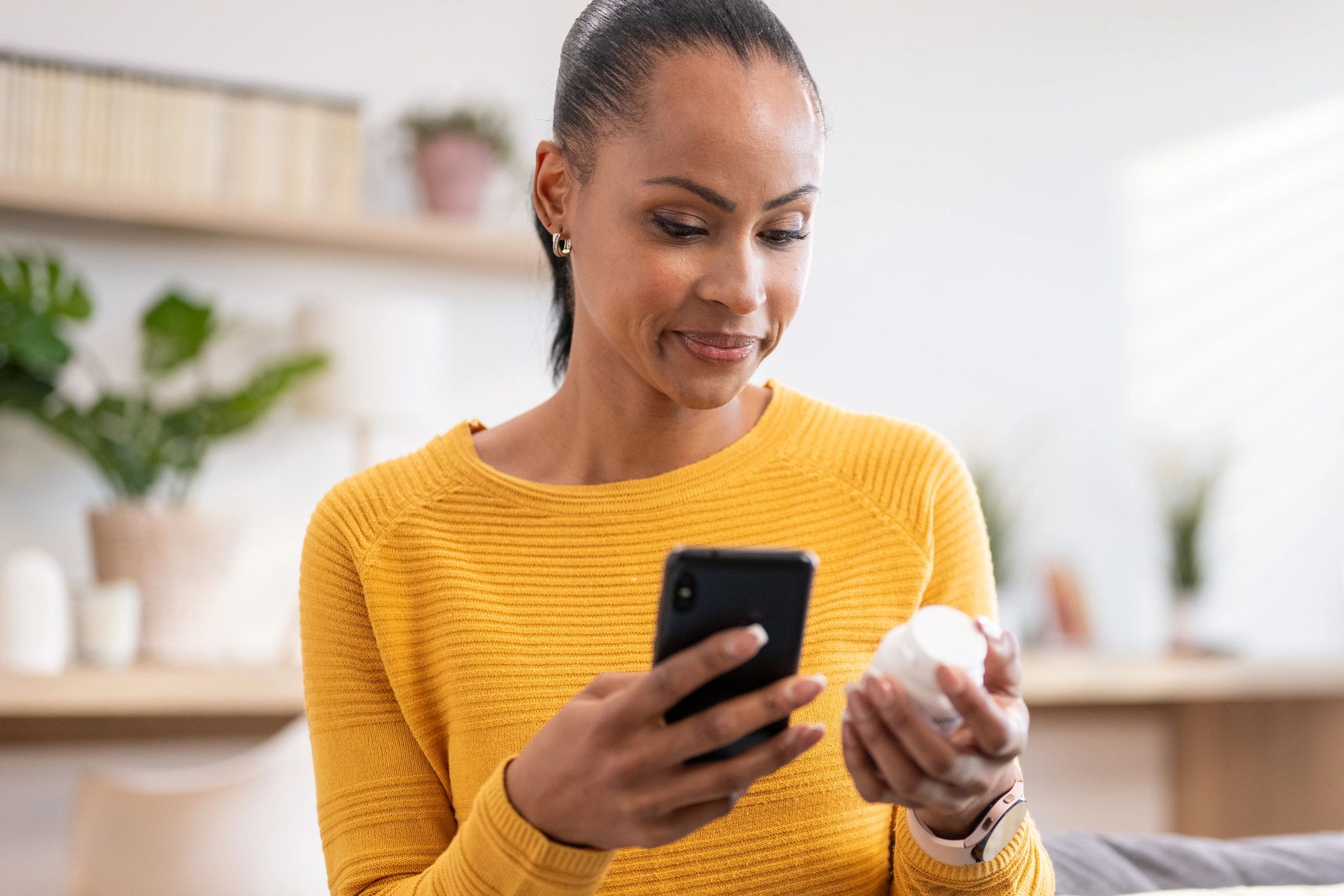 Personne consultant des renseignements de santé sur un téléphone